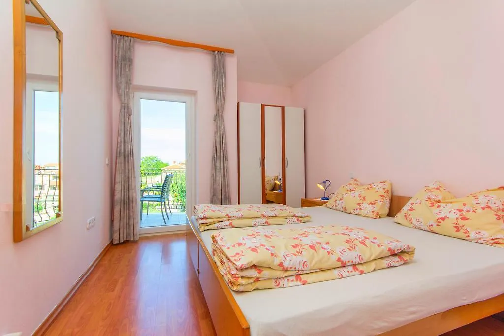 Apartments 4 Palme Funtana