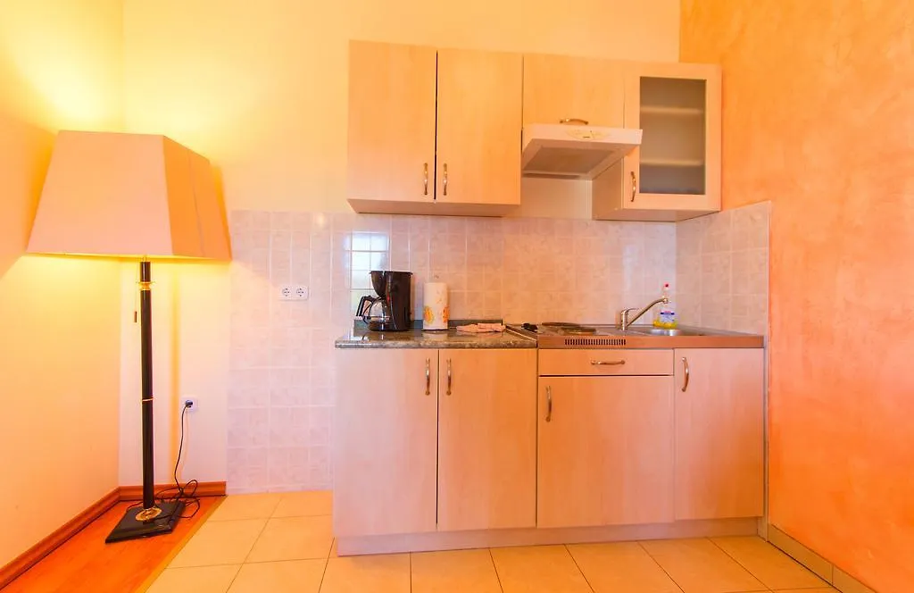 Apartments 4 Palme Funtana