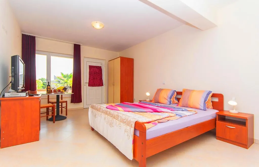 Apartments 4 Palme Funtana